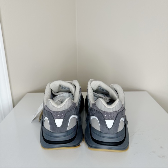 NWB Yeezy Boost 700 V2 - Picture 6 of 11